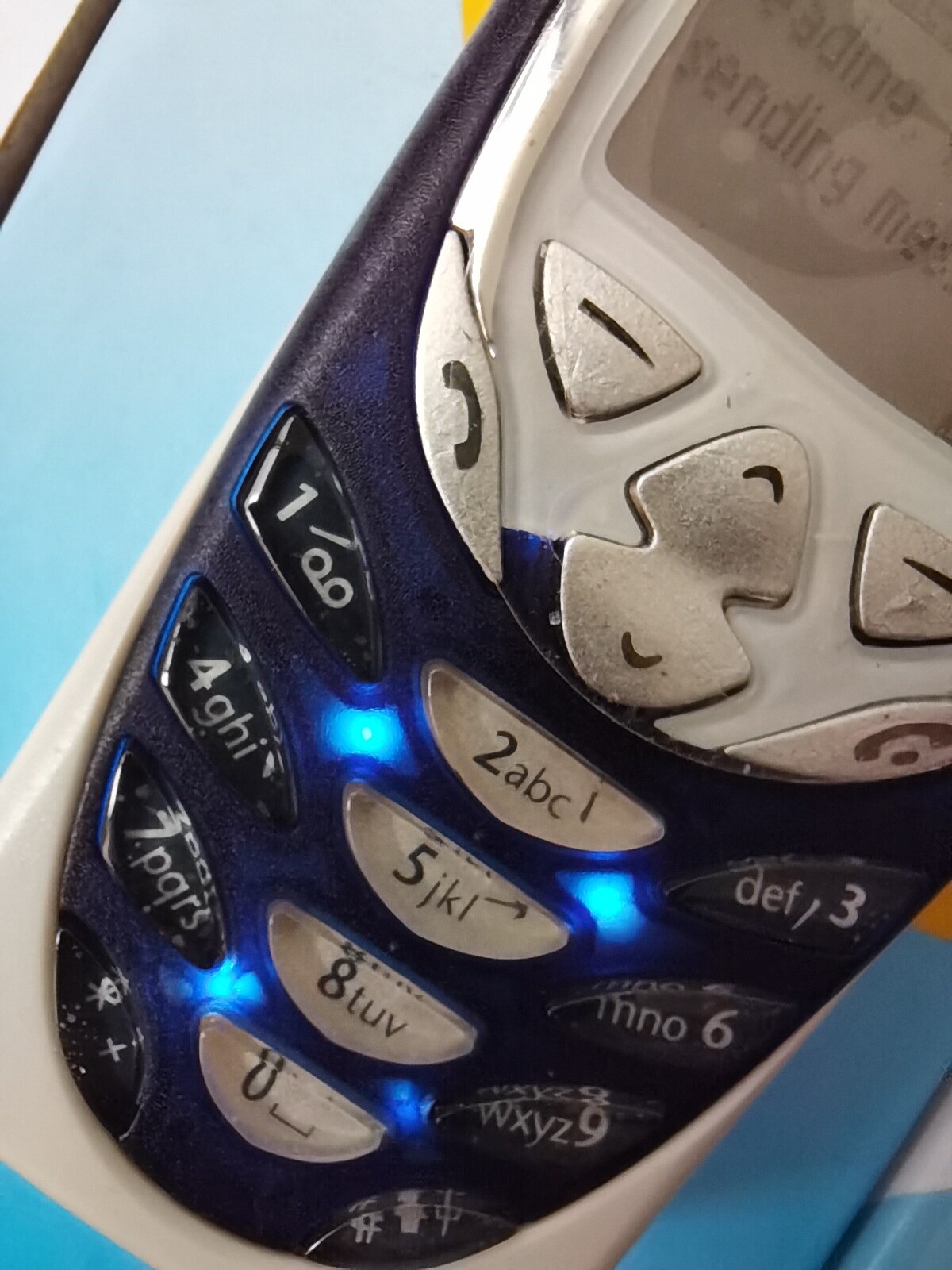 Nokia 8310 White black keyboard phone 2G - Image 4